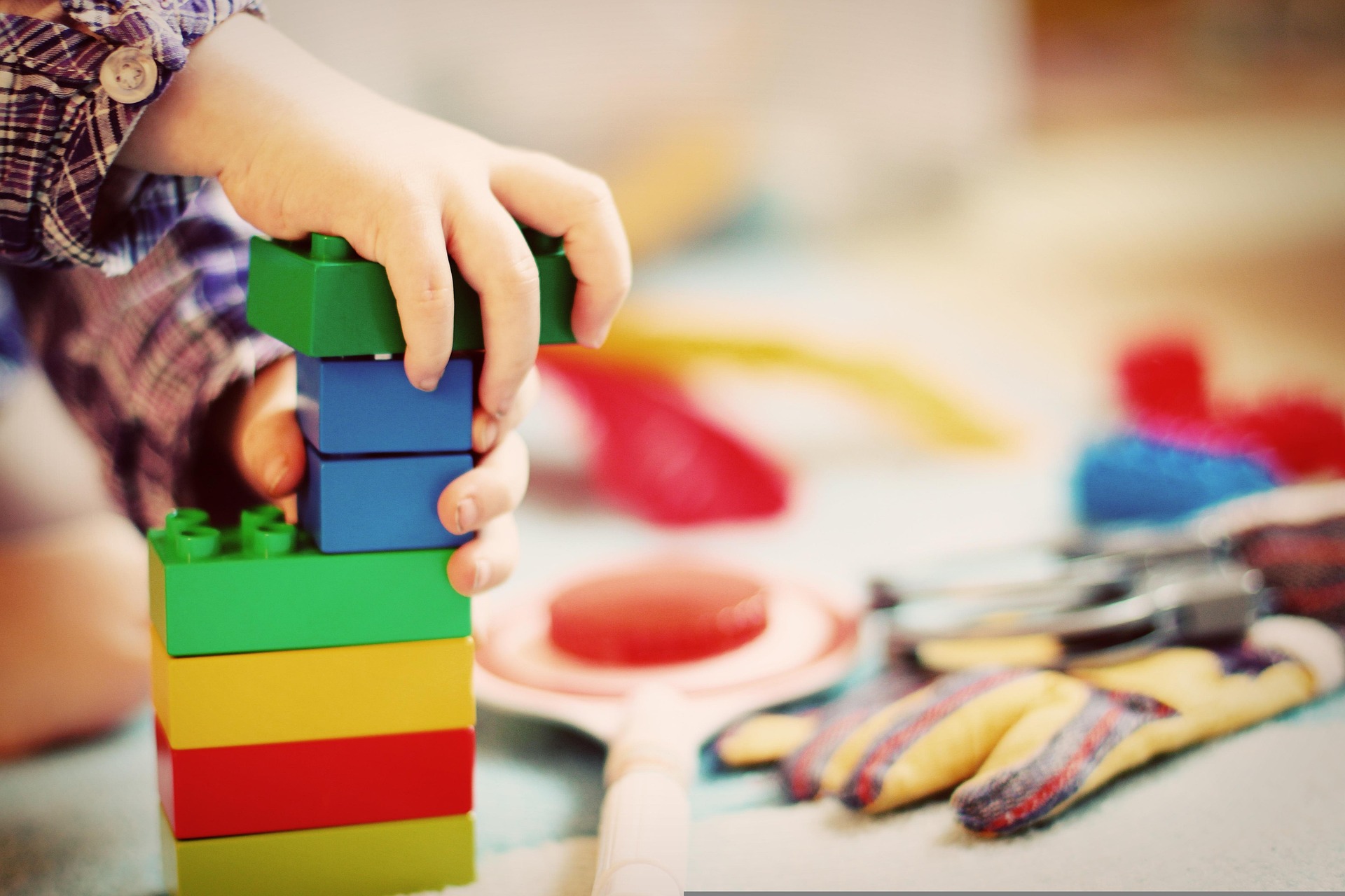 Enfant jouant avec des blocs de construction